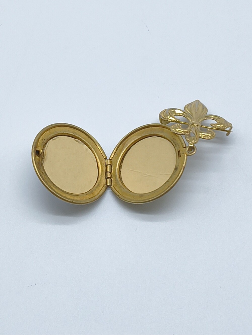 Vintage Mother Of Pearl Fleur De Lis Locket Brooch - Picture 3 of 6